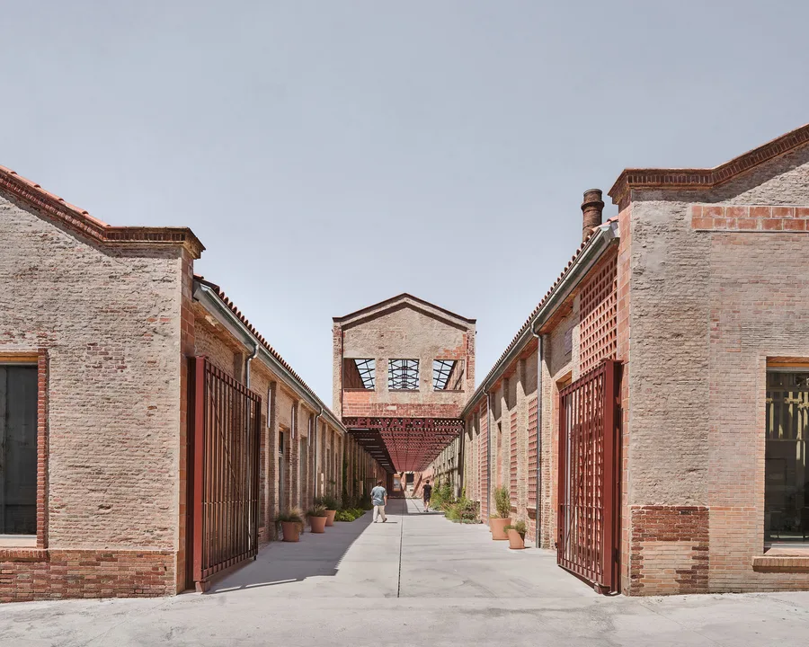 Réhabilitation de halles en brique par H Arquitectes