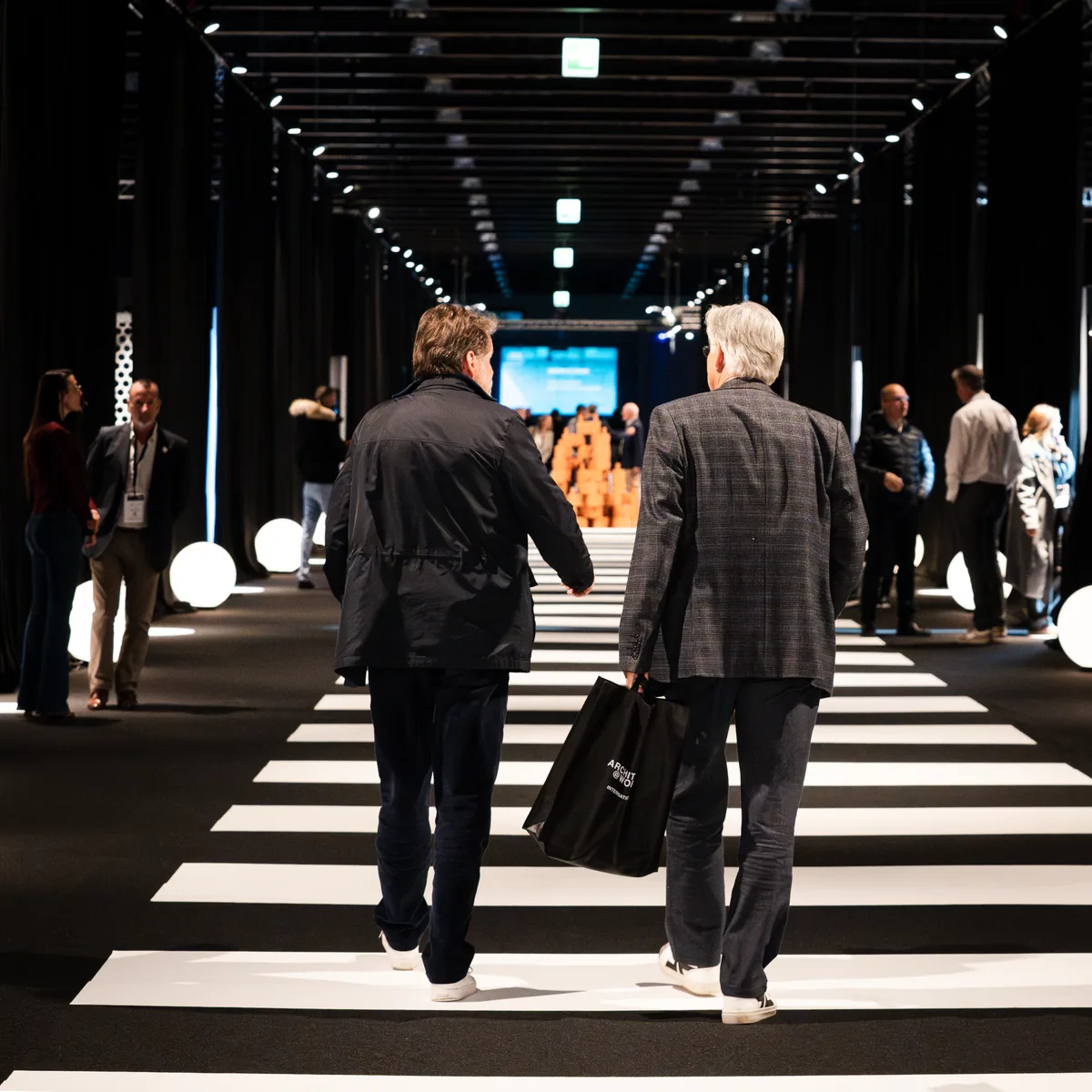 Visiteurs dans les allées du salon
